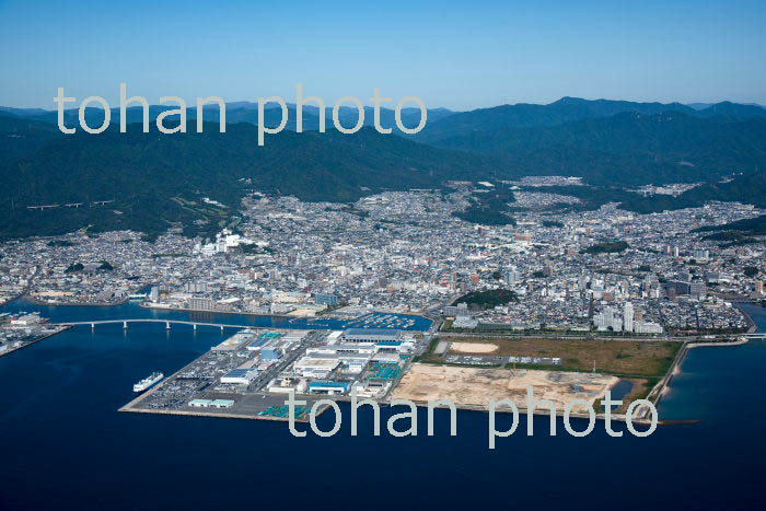 広島湾より五日市港と五日市市街地(2018/10)