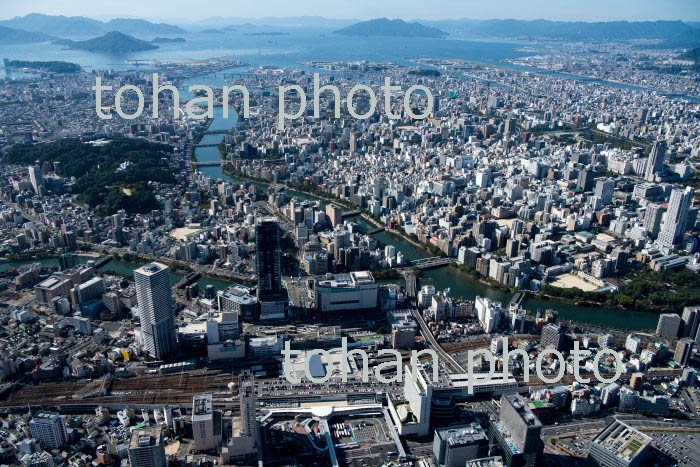 広島駅周辺より広島市街地と広島湾(2018/10)