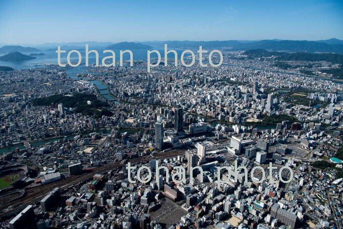 広島駅周辺より広島市街地と広島湾(2018/10)