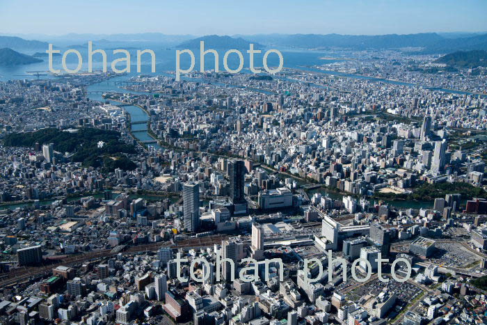 広島駅周辺より広島市街地と広島湾(2018/10)