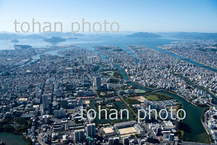 広島市街地中心地(広島城,県庁)周辺より広島湾方面(2018/10)