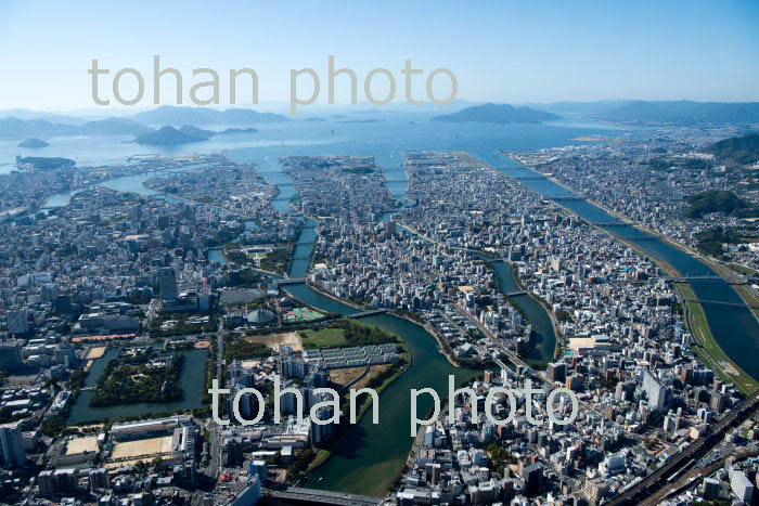 広島市街地,横川地区周辺より広島湾方面(2018/10)