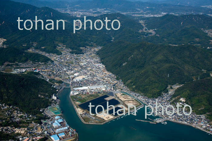 三津口湾より安浦漁港(セメント船を利用の防波堤)武智丸と安浦駅周辺(2018/10)