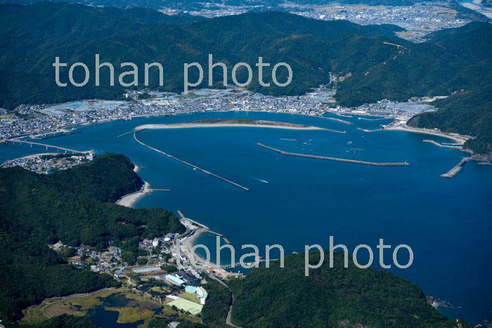 宇佐湾と宇佐漁港と宇佐町の街並み(2018/10)