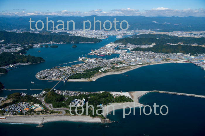 桂浜(日本の渚百選)竜頭岬周辺より浦戸湾と高知港と高知市街地(2018/10)