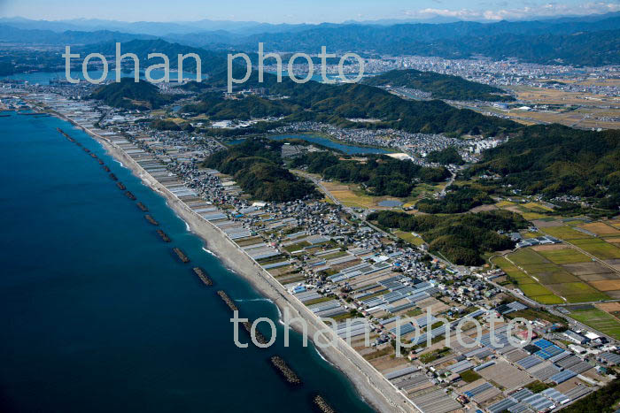 南国市より高知市の土佐湾海岸線のビニールハウス群より高知市街地(2018/10)