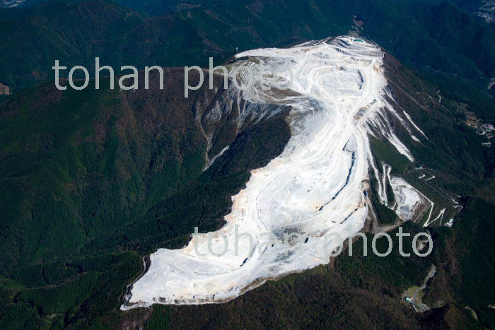 鳥形山山頂の石炭石採掘地区(2018/10)