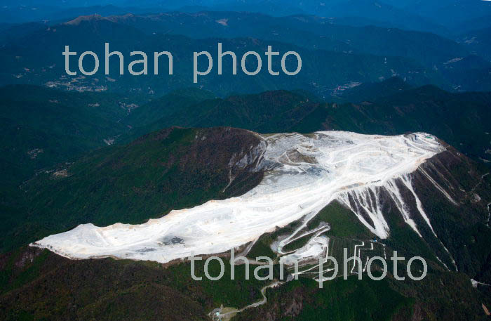 鳥形山山頂の石炭石採掘地区(2018/10)