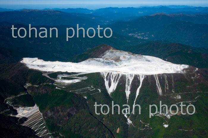 鳥形山山頂の石炭石採掘地区(2018/10)