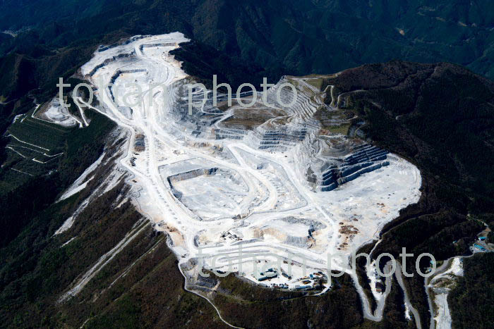 鳥形山山頂の石炭石採掘地区(2018/10)