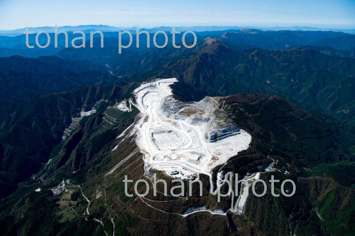 鳥形山山頂の石炭石採掘地区より四国カルスト(2018/10)