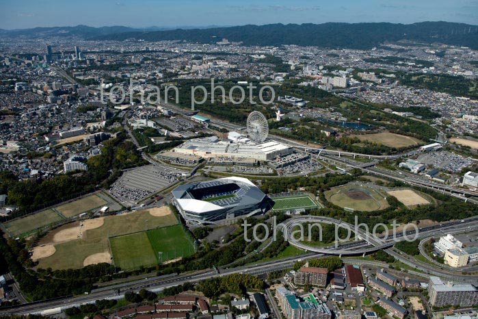 万博記念公園南エリアスポーツゾーン周辺より万博記念公園(2020/10)