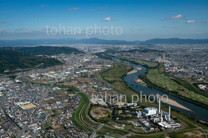 淀川と高槻市エネルギーセンターと淀川右岸流域下水道前島ポンプ場(2020/10)