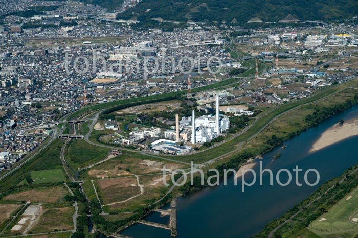 淀川と高槻市エネルギーセンターと淀川右岸流域下水道前島ポンプ場(2020/10)