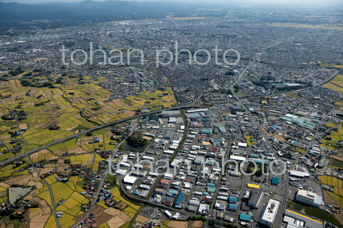 郡山ICと卸団地の物流倉庫と工場群より郡山市街地(2021/10)