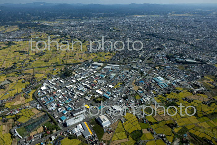 郡山ICと卸団地の物流倉庫と工場群より郡山市街地(2021/10)