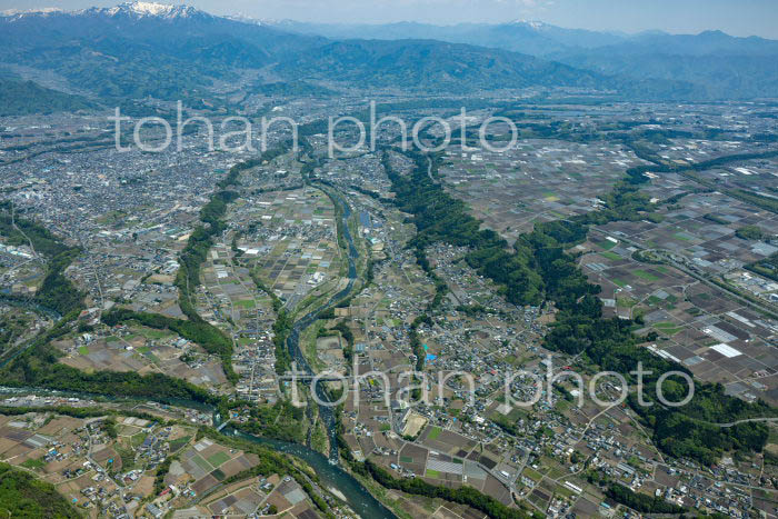 沼田地区の河岸段丘(片品川)後方は谷川岳(2022/05)