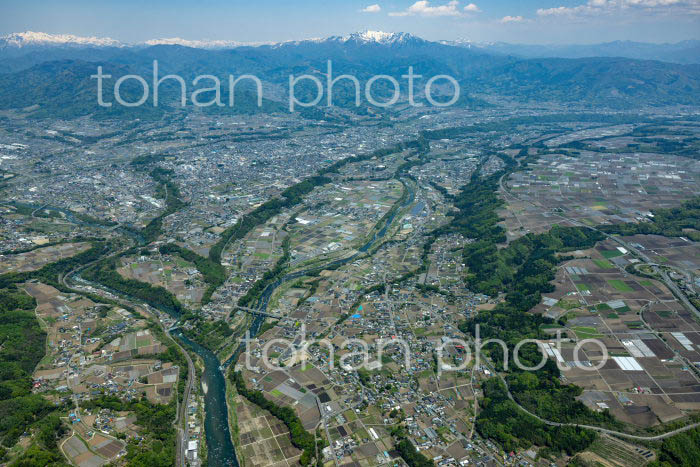 沼田地区の河岸段丘(片品川)後方は谷川岳(2022/05)