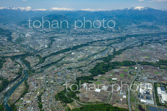 沼田地区の河岸段丘(片品川)後方は谷川岳(2022/05)