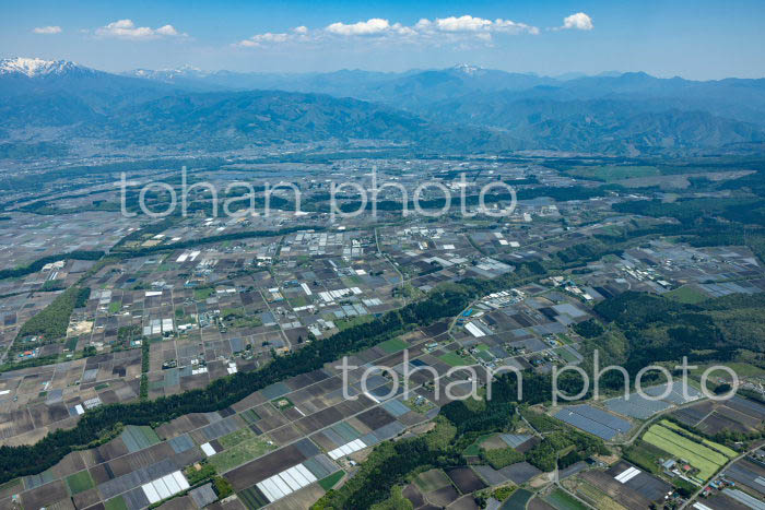 昭和村周辺より沼田地区の河岸段丘後方は谷川岳(2022/05)