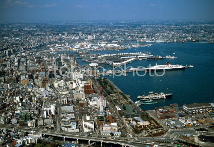 山下公園と横浜港-(1989,03）