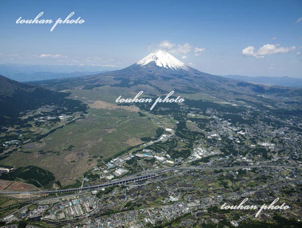 東名高速,新東名高速道路分岐地区より富士山(2012/5)