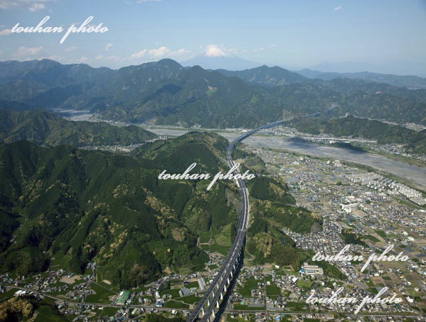 新東名高速道路(中ノ郷)付近より安部川と富士山(2012/5)