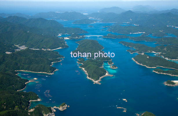 若松島と新上五島の間の海峡より若松大橋方面(五島列島)(2014/9)