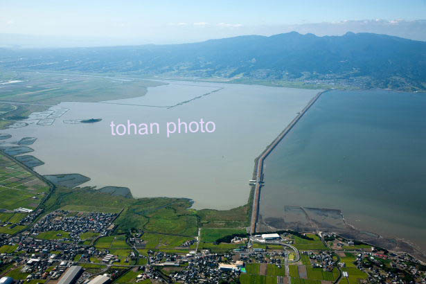 雲仙吾妻町周辺より諫早湾干拓事業の水門と有明湾(2014/9)