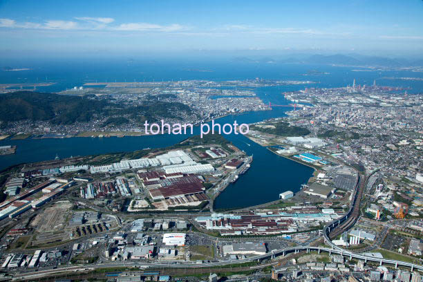 北九州工業地帯(洞海湾,若松港周辺の工場群より北九州港方面)(2015/10)