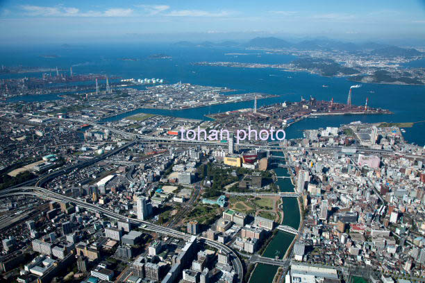 小倉駅周辺より北九州工業地帯(西港の工場群より門司港)方面(2015/10)