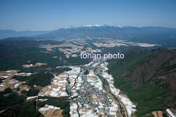 川上村周辺より八ヶ岳山麓とビニール畑群(2015/5)