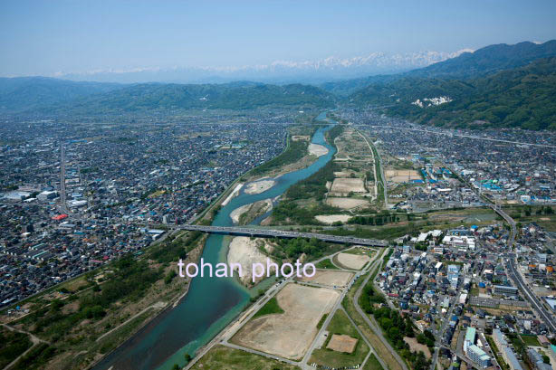 犀川緑地より犀川と川中島駅と街並み(2015/5)