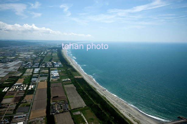 遠州灘の海岸線(袋井市湊地区周辺より御前崎方面)(2015/5)