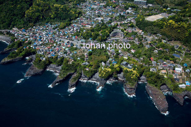 富戸地区の海岸線と富戸駅周辺より大室山方面(2015/5)