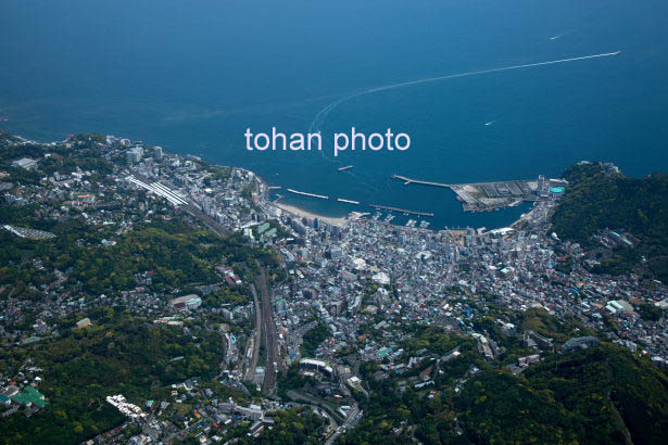 熱海市街地より熱海駅と熱海港方面(2015/5)