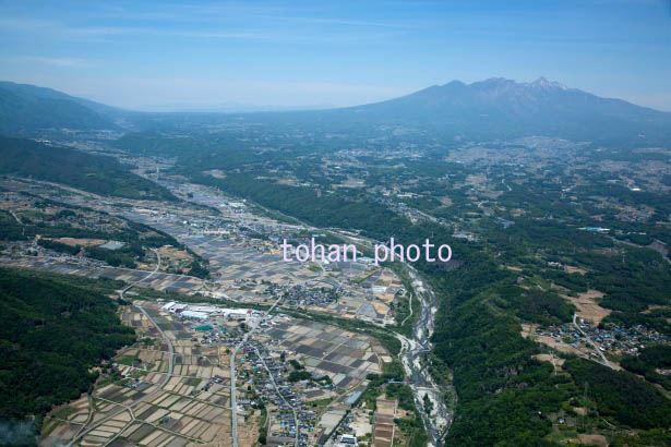 釜無川の河岸断層(円野町より北杜市方面)と八ヶ岳(2015/5)