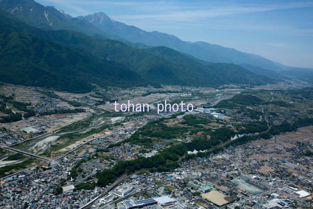 釜無川の河岸断層(韮崎駅周辺より北杜市方面)と明石山脈方面(2015/5)