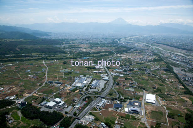 IT関係工場と韮崎IC(中央自動車道)より甲府盆地と富士山(2015/5)