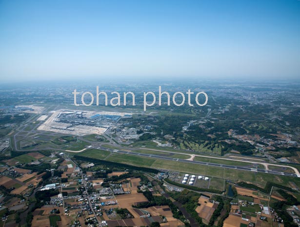 成田国際空港全景(B滑走路よりA滑走路方面)(2016/5)