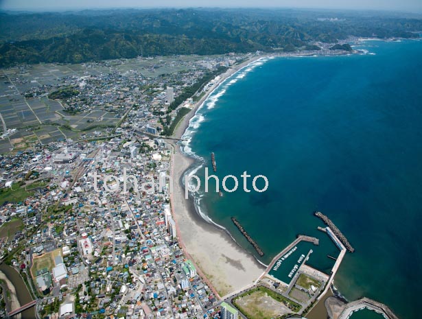 安房鴨川駅と鴨川の海岸線と鴨川市街地(2016/5)