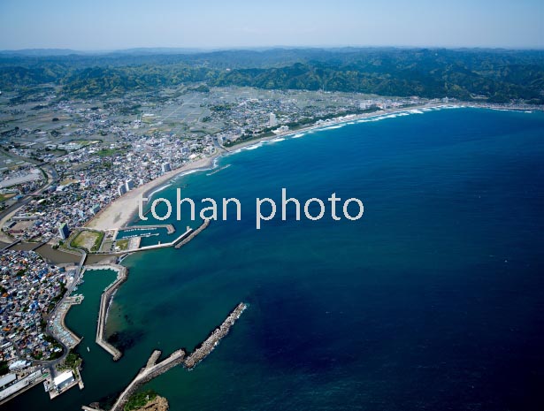 安房鴨川駅と鴨川の海岸線と鴨川市街地(2016/5)