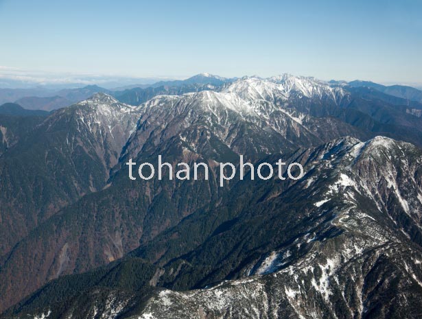 明石山脈(南アルプス)の山並み(茶臼岳から聖岳,赤石岳,荒川岳方面)(2016/6)