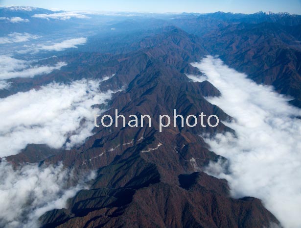 雲海と南信濃付近の黒石岳,鍵懸山,万古渓谷より金森山方面(2016/11)