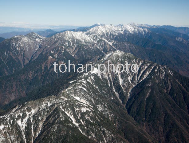 明石山脈(南アルプス)の山並み(茶臼岳から聖岳,赤石岳,荒川岳方面)(2016/11)