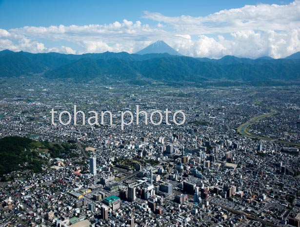 甲府駅と甲府市街地より富士山(2016/6)