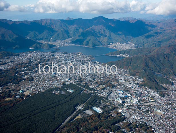 富士吉田市街地（富士急ハイランド）周辺より河口湖方面(2016/11)