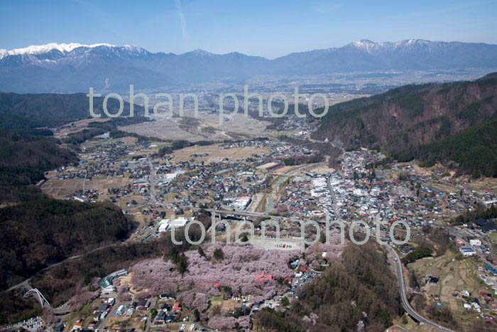 コヒガン桜満開の高速城址公園と高遠の街並み周辺より木曽山脈(2018/4)