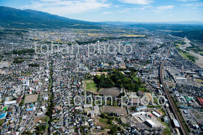 上田城跡,眞田神社(日本百名城)周辺より上田駅と上田市街地(2018/10)