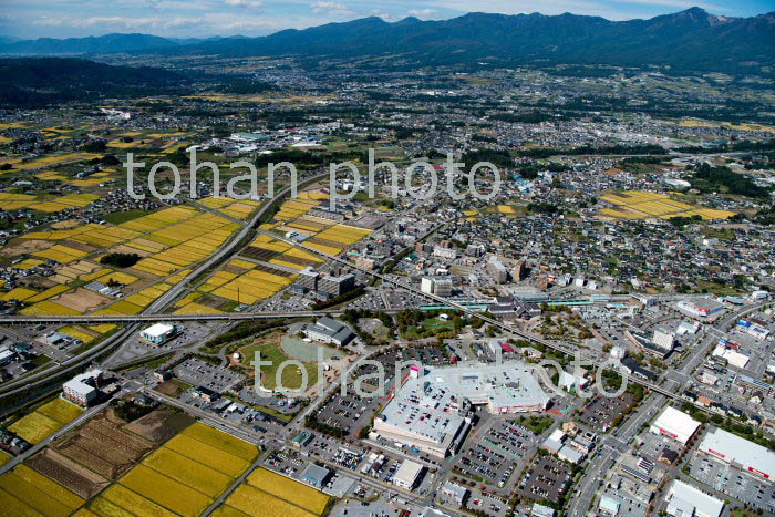 佐久平駅(都北陸新幹線,八ヶ岳高原線)と街並みと佐久盆地(2018/10)